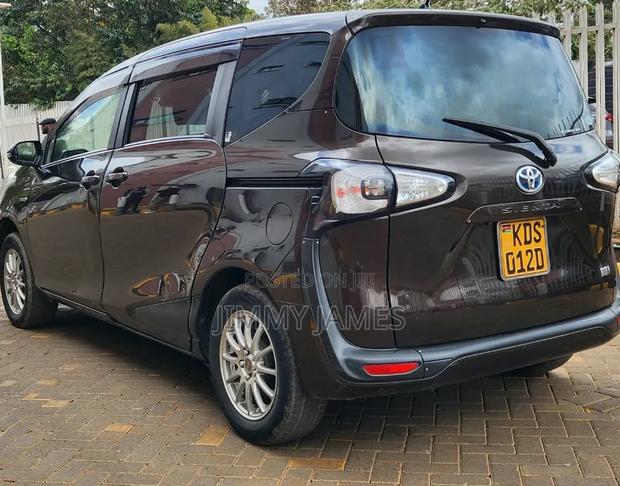 Toyota Sienta 2017 Brown
