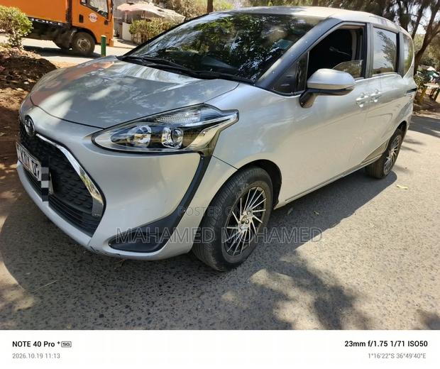 Toyota Sienta 2019 Silver