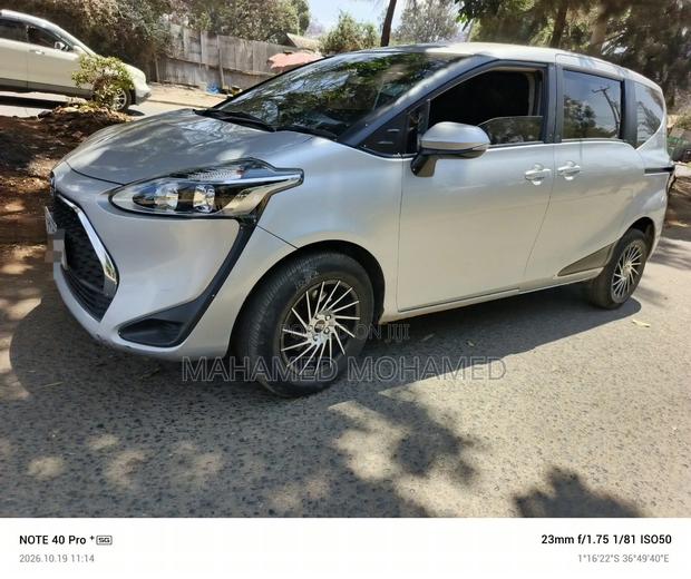 Toyota Sienta 2019 Silver