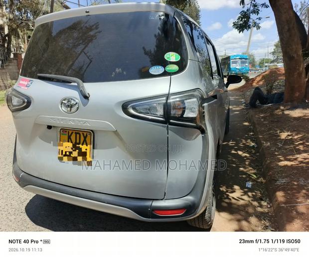 Toyota Sienta 2019 Silver