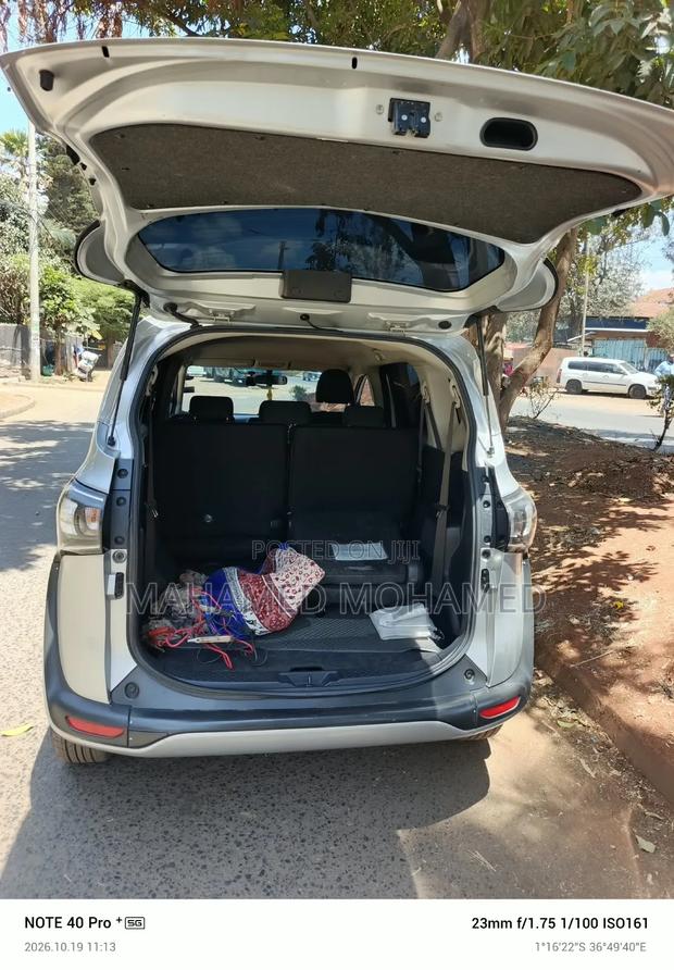 Toyota Sienta 2019 Silver