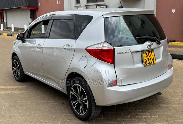 Toyota Ractis 2012 Silver
