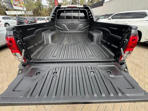 Toyota Hilux 2020 Gray