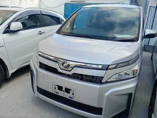 Toyota Voxy 2019 Silver