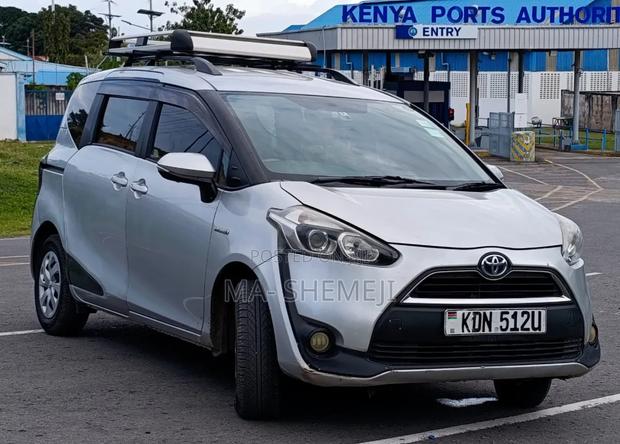 Toyota Sienta 1.5 Hybrid FWD 2016 Silver