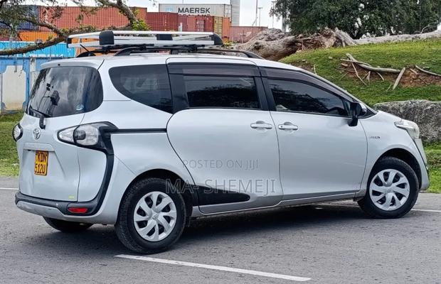 Toyota Sienta 1.5 Hybrid FWD 2016 Silver