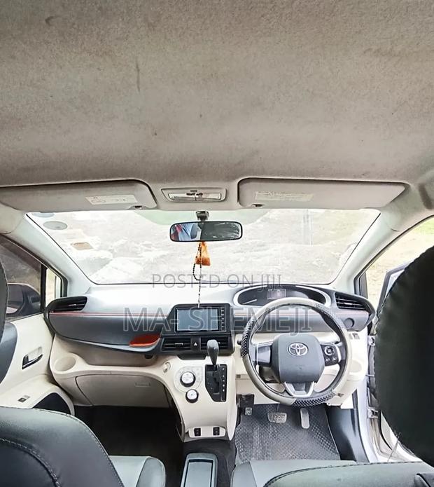 Toyota Sienta 1.5 Hybrid FWD 2016 Silver