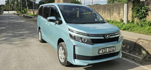 Toyota Voxy X 2WD 7-Seater 2017 Green