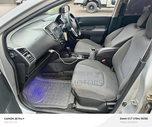 Nissan Wingroad 2011 Silver