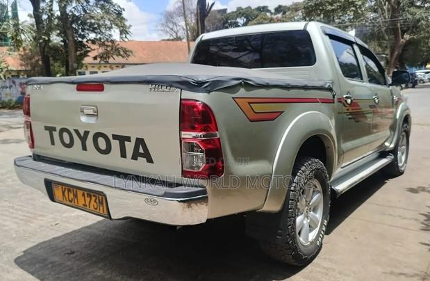 Toyota Hilux 2010 Silver