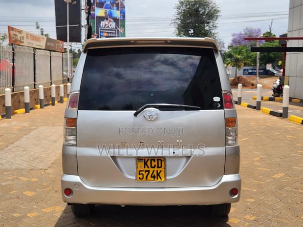 Toyota Voxy X 2WD 8-Seater 2006 Silver