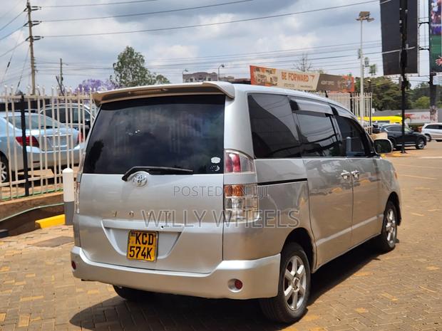 Toyota Voxy X 2WD 8-Seater 2006 Silver