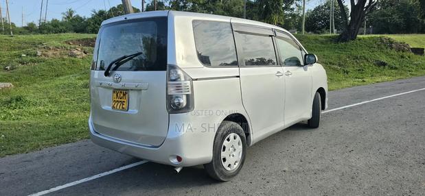 Toyota Voxy X 2WD 8-Seater 2011 Silver