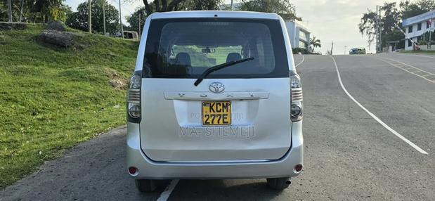 Toyota Voxy X 2WD 8-Seater 2011 Silver