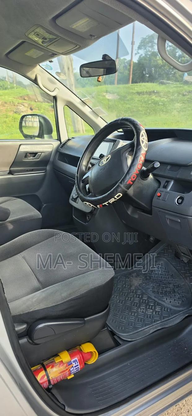 Toyota Voxy X 2WD 8-Seater 2011 Silver