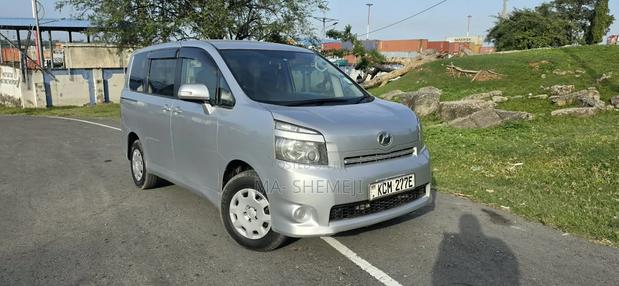 Toyota Voxy X 2WD 8-Seater 2011 Silver