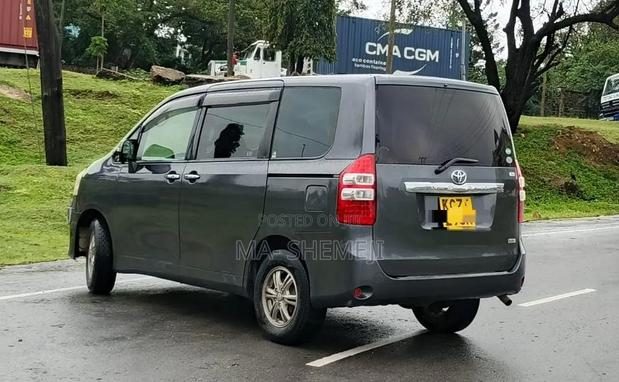 Toyota Noah 2012 Gray