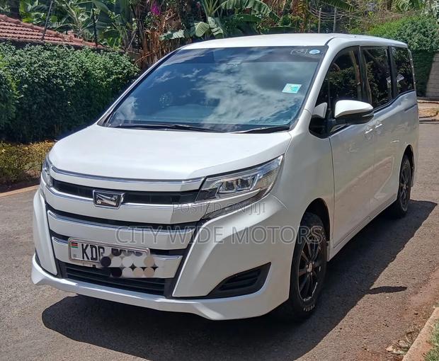 Toyota Noah 2.0 AWD (8 Seater) 2017 White