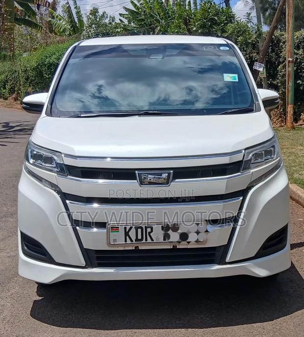 Toyota Noah 2.0 AWD (8 Seater) 2017 White