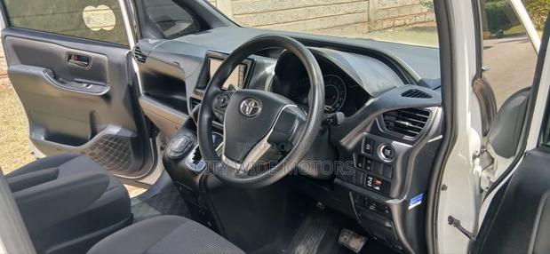Toyota Noah 2.0 AWD (8 Seater) 2017 White