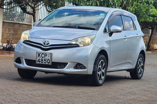 Toyota Ractis 2011 Silver