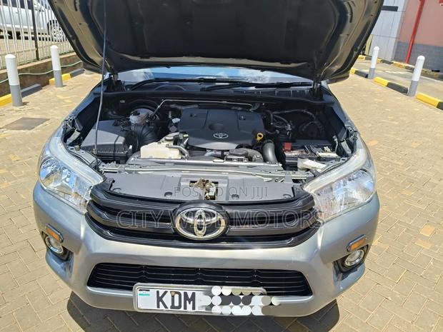 Toyota Hilux 2023 Gold