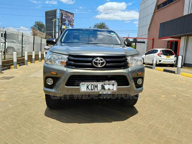 Toyota Hilux 2023 Gold