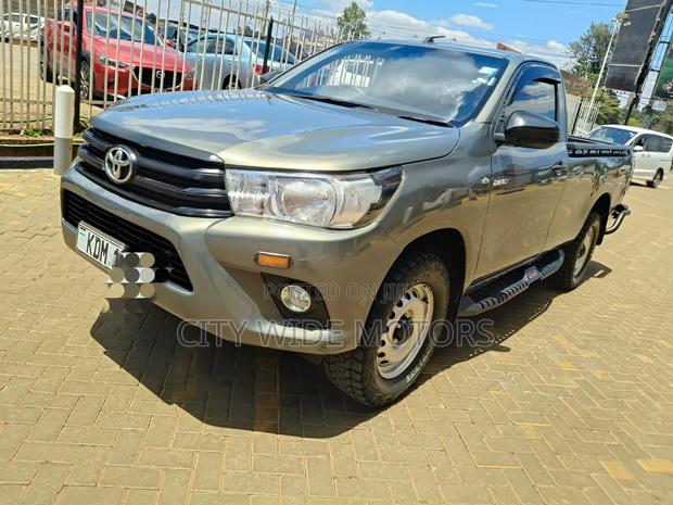 Toyota Hilux 2023 Gold