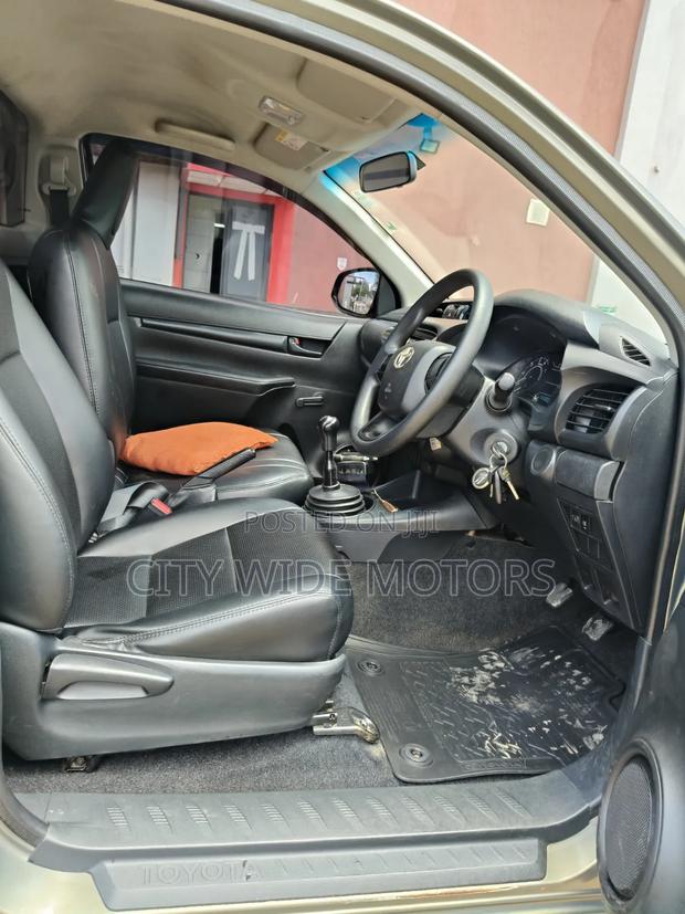 Toyota Hilux 2023 Gold
