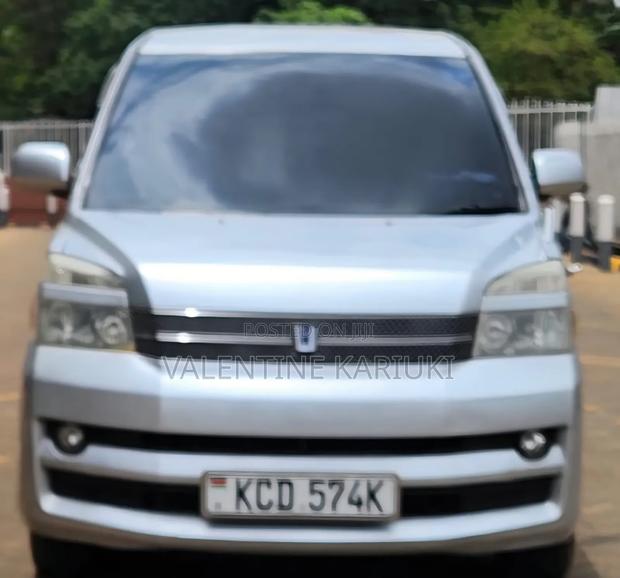 Toyota Voxy 2006 Silver