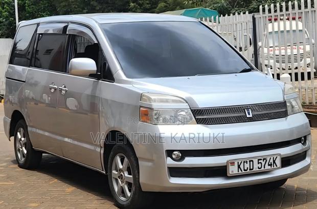 Toyota Voxy 2006 Silver