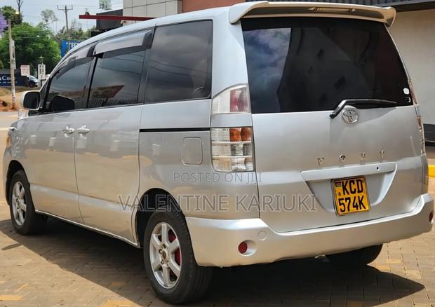 Toyota Voxy 2006 Silver