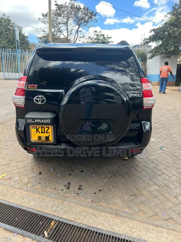 Toyota Land Cruiser Prado KAKADU 2013 Black