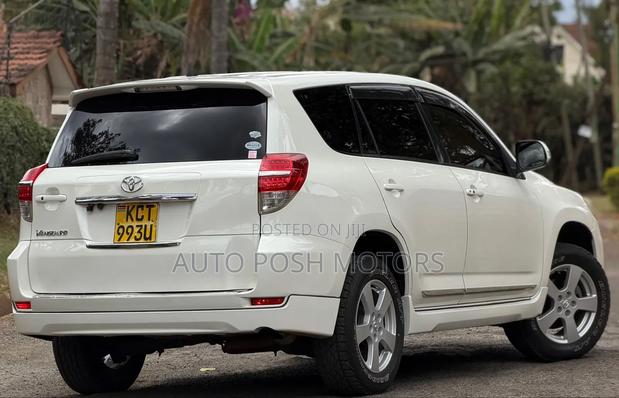 Toyota Vanguard 2012 White