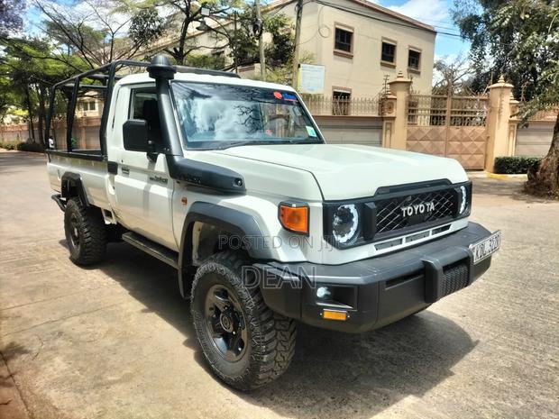 Toyota Land Cruiser 2022 White