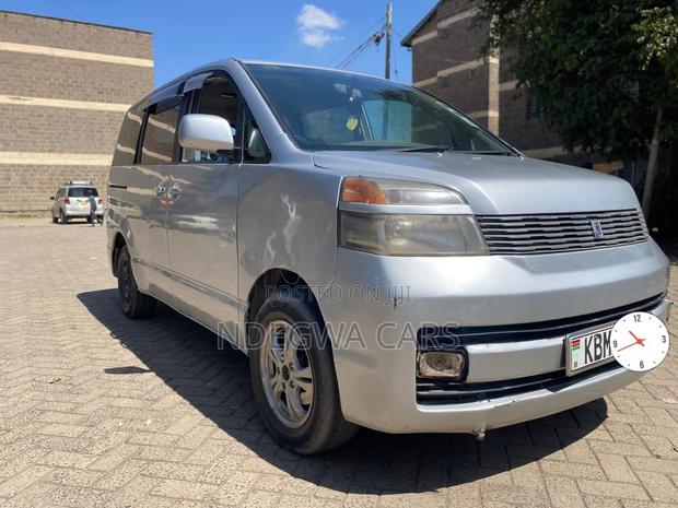 Toyota Voxy X 2WD 8-Seater 2004 Silver