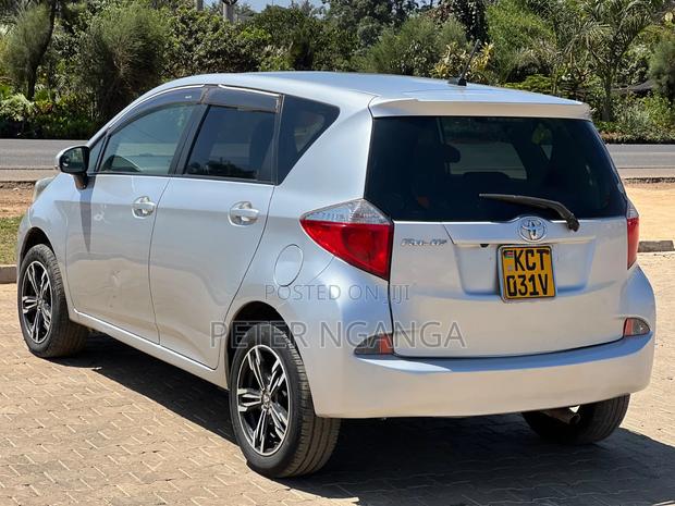 Toyota Ractis 1.5 FWD 2012 Silver