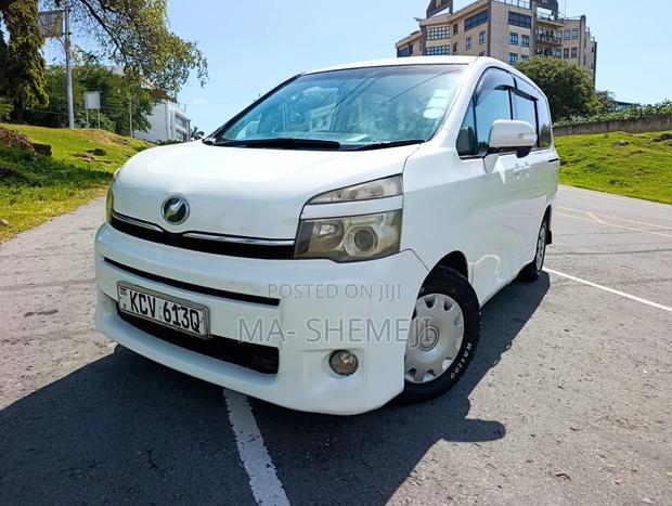Toyota Voxy Z G's 2WD 8-Seater 2012 White
