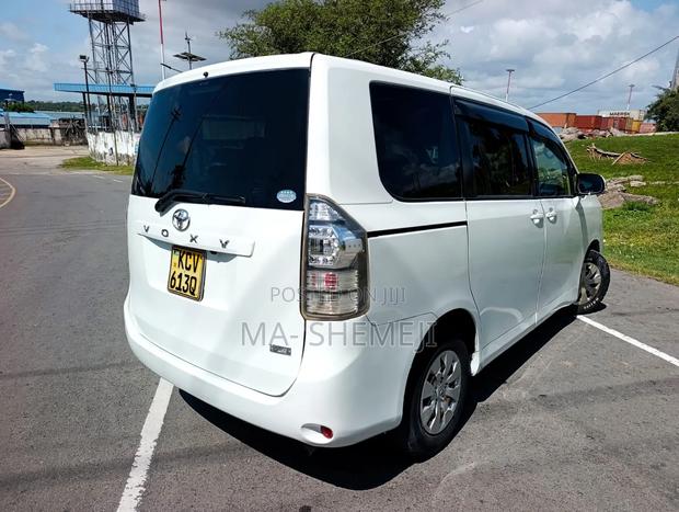 Toyota Voxy Z G's 2WD 8-Seater 2012 White