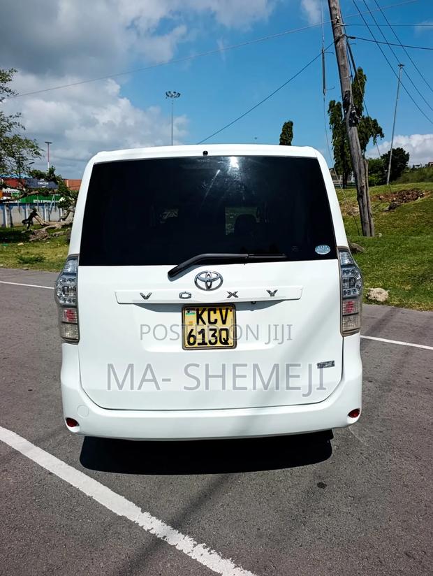 Toyota Voxy Z G's 2WD 8-Seater 2012 White