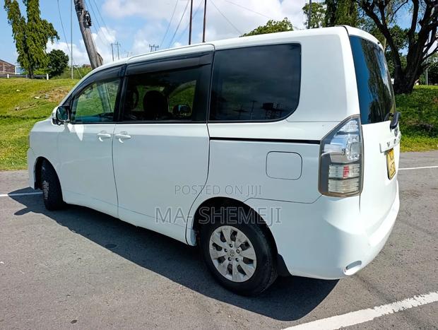 Toyota Voxy Z G's 2WD 8-Seater 2012 White