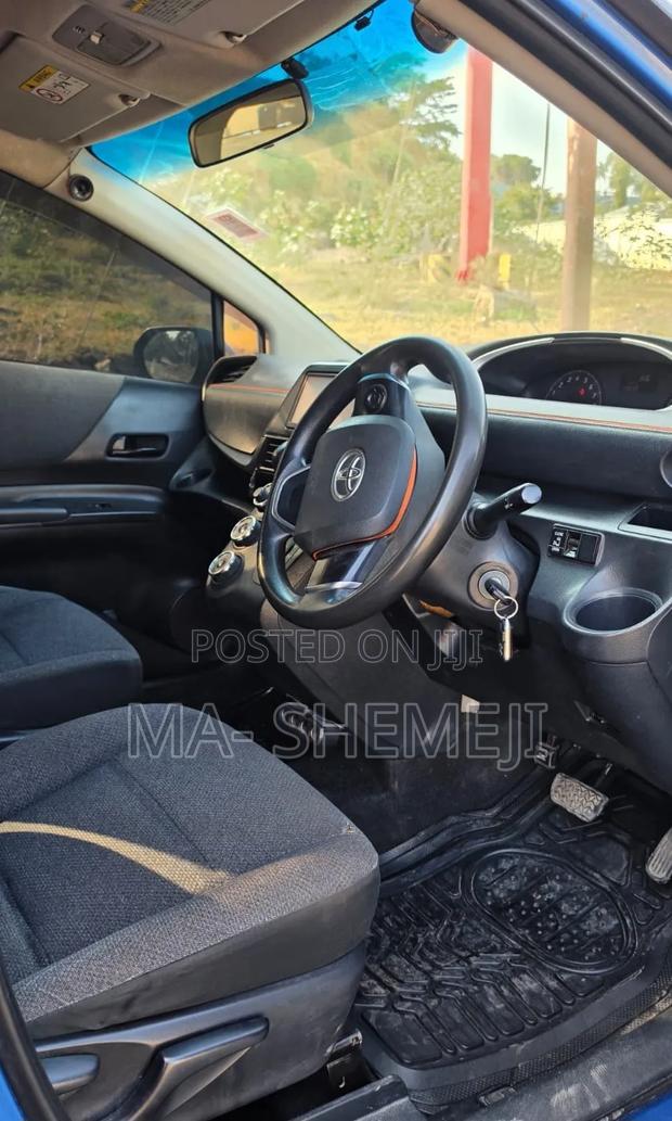 Toyota Sienta 1.5 FWD (6-seater) 2015 Blue