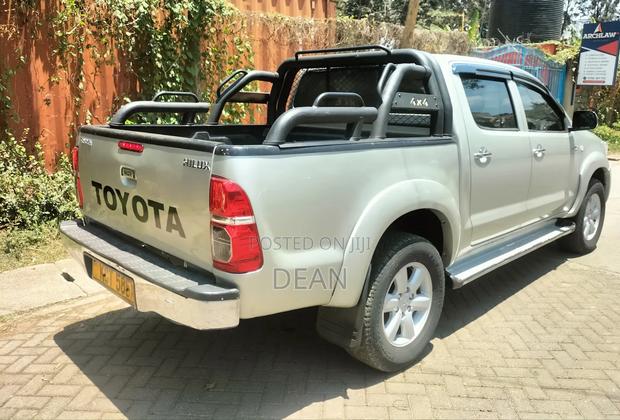 Toyota Hilux 2011 Brown