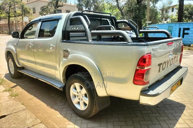 Toyota Hilux 2011 Brown
