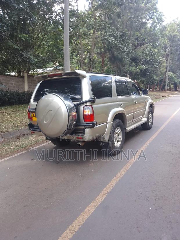 Toyota Hilux 2001 Gold