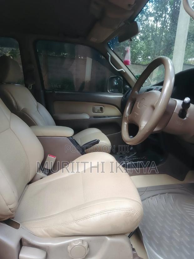 Toyota Hilux 2001 Gold