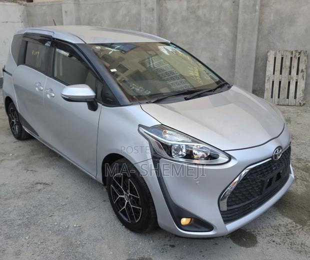 Toyota Sienta 1.5 FWD 2019 Silver