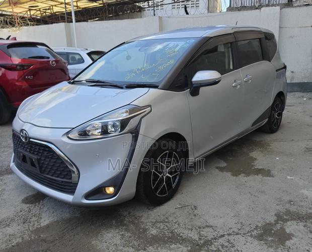 Toyota Sienta 1.5 FWD 2019 Silver