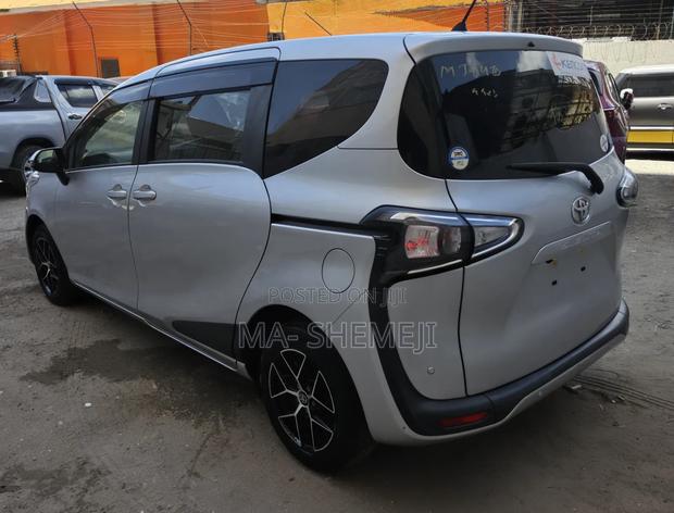 Toyota Sienta 1.5 FWD 2019 Silver