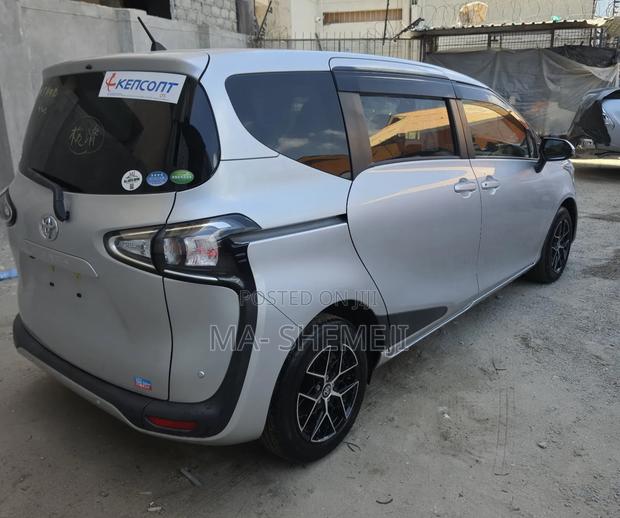 Toyota Sienta 1.5 FWD 2019 Silver
